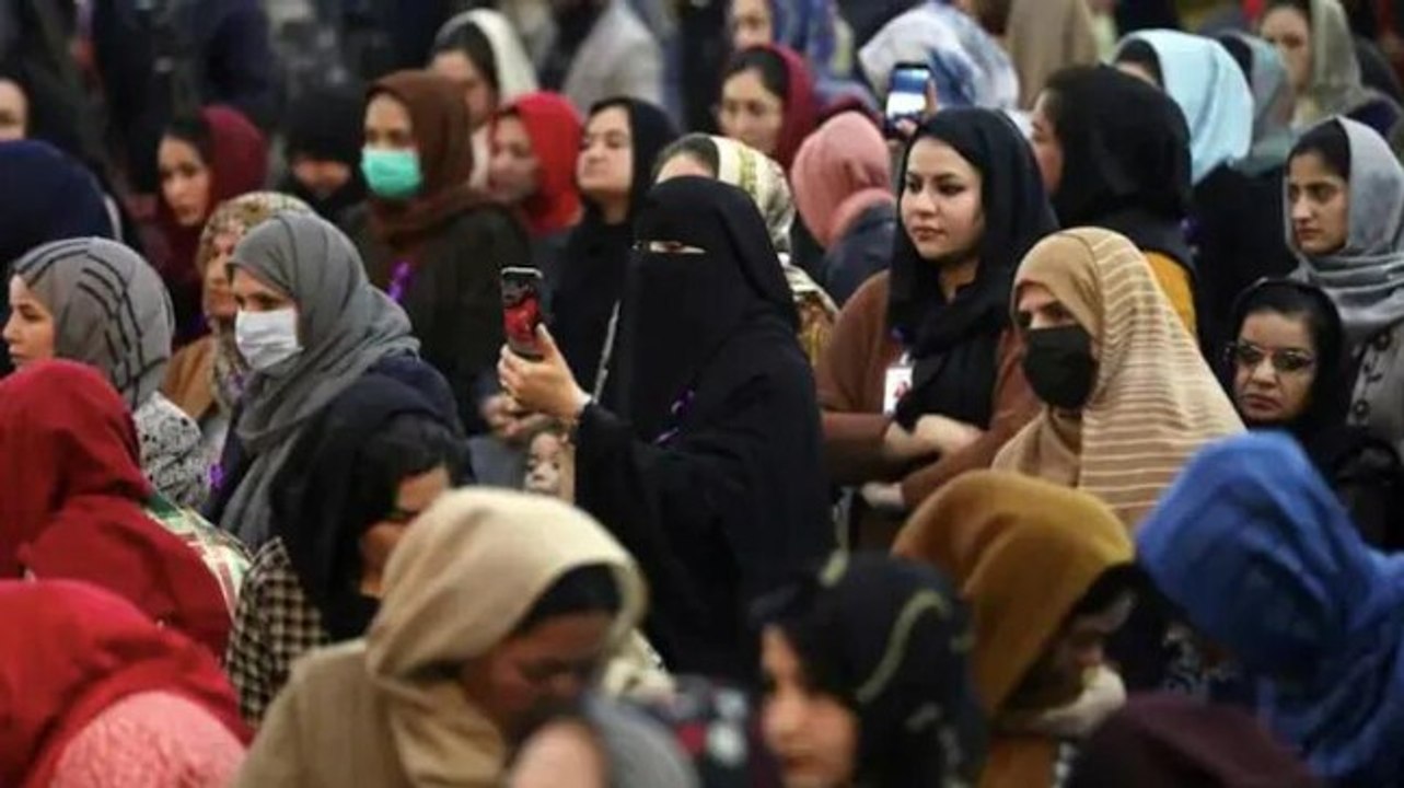 Watch: Fear, helplessness grips Afghan women