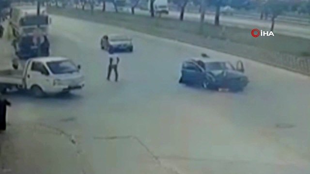 Kamyonete çarpan otomobil kaza sonrası alev aldı...O anlar kameralara yansıdı