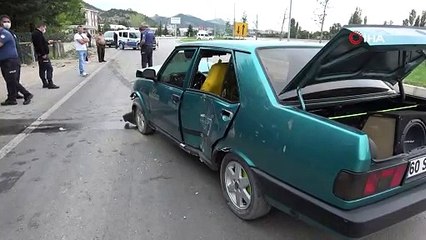 Otomobil emniyet müdürlüğünün duvarına çaptı: 4 yaralı