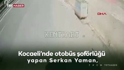Otobüsü kenara çekti, yolda gördüğü yavru köpeği kurtardı