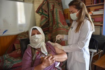 SİVAS'TA KÖY KÖY DOLAŞAN SAĞLIK EKİPLERİNİN AŞI MESAİSİ