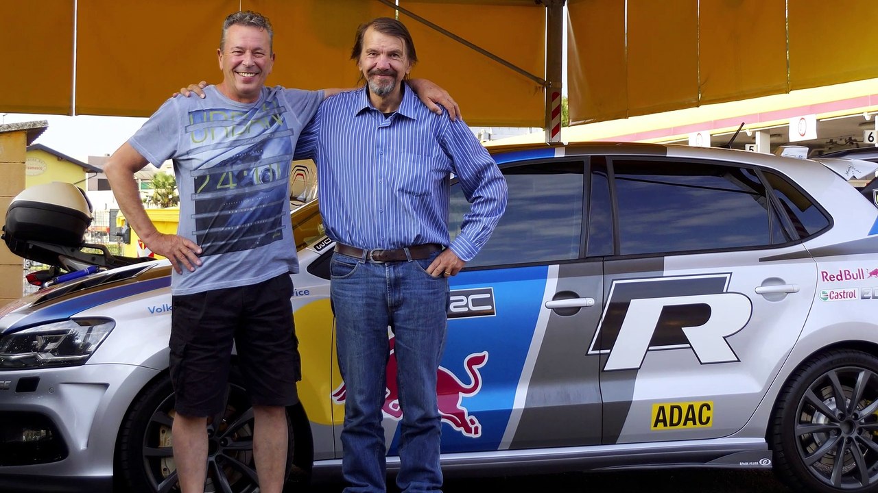 T MAX 530 NO STOCK Vs PCX 125 FULL STOCK AKRAPOVIC EXHAUST SOUND WALKAROUND ITALY