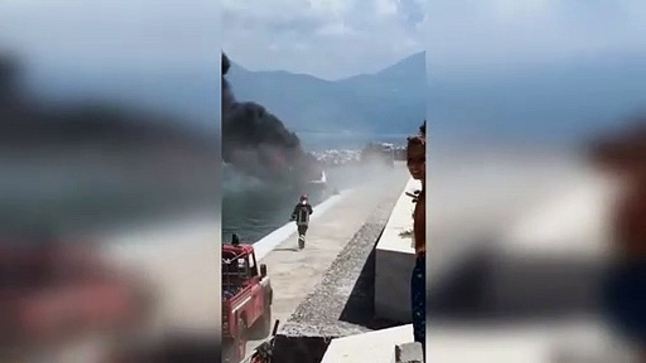 Motoscafo in fiamme a Policastro, ormeggiatore ustionato trasferito a Napoli