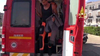 Palermo, peschereccio affondato alla Cala: le immagini del recupero