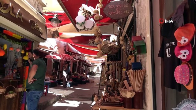 Eski mesleğine olan hasretini ahşaptan gemiler yaparak gideriyor