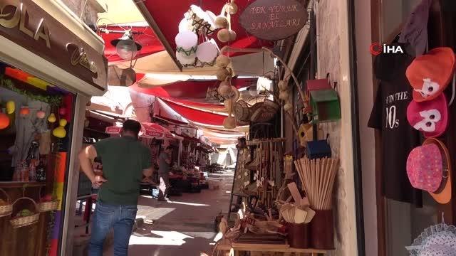 Eski mesleğine olan hasretini ahşaptan gemiler yaparak gideriyor