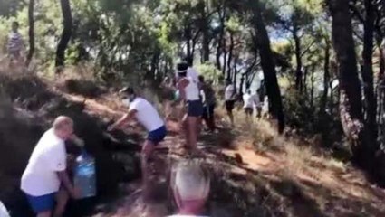 Heybeliada'da çıkan orman yangını için bölge halkı da seferber oldu! İnsan zinciri oluşturup su taşıdı