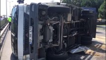 Esenler'de kontrolden çıkarak devrilen kamyonetin şoförü yaralanırken, bölgede trafik yoğunluğu oluştu.