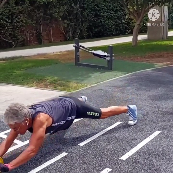 Alguno de los ejercicios que practica Miguel en el parque.