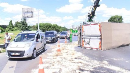 ESENLER'DE KAMYONET DEVRİLDİ