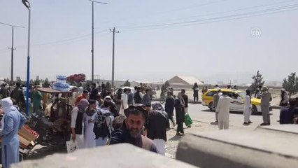 Kabil'de binlerce Afgan, havalimanı kapılarındaki barikatların ardında "umut yolculuğuna" çıkmayı bekliyor (2)