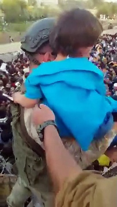 Türk askerleri, Kabil Havalimanı'ndaki çocukları ezilmekten kurtardı