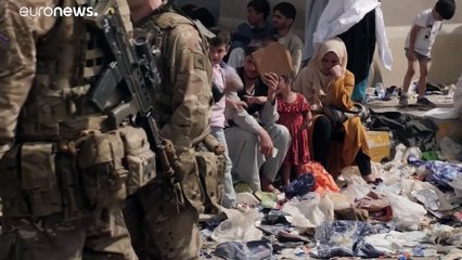 المشهد يتكرر.. حشود تتجمع حول مطار كابول على أمل إجلائهم إلى المملكة المتحدة