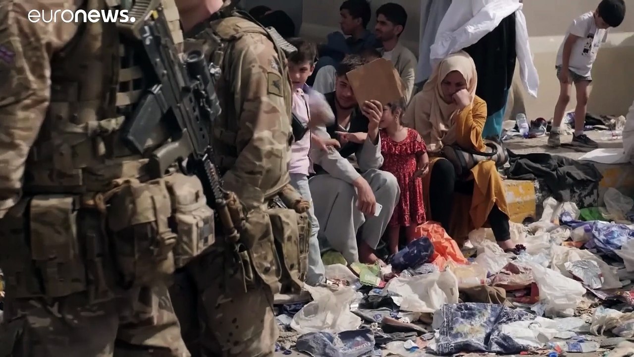 المشهد يتكرر.. حشود تتجمع حول مطار كابول على أمل إجلائهم إلى المملكة المتحدة