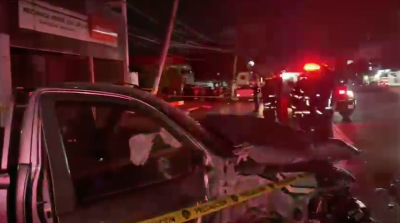 Camioneta chocó contra dos postes en avenida López Mateos en Zapopan