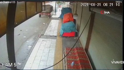 Otomobilin dükkana çarptığı anlar kamerada