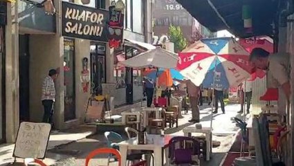 Kuaföre girip rastgele ateş açan silahlı saldırgan, iş yeri sahibini rehin aldı