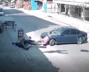 Hatalı dönüş yapan otomobile çarptı, havada takla atarak yere düştü
