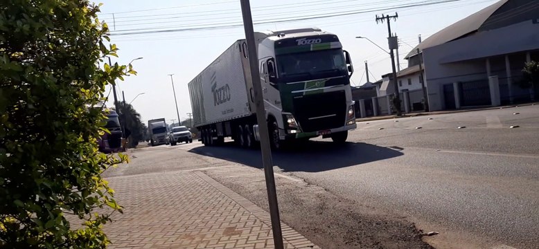 VOLVO FH 460 GLOBETROTTER I-SHIFT BRANCO CARRETA GUERRA NIJU CAMARA FRIA 6 EIXOS 18,60 METROS TOZZO