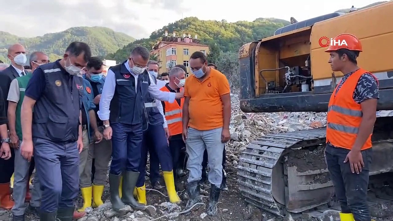 Fuat Oktay, kendisine ‘Fuat dede’ diye seslenen çocuklara oyuncak dağıttı