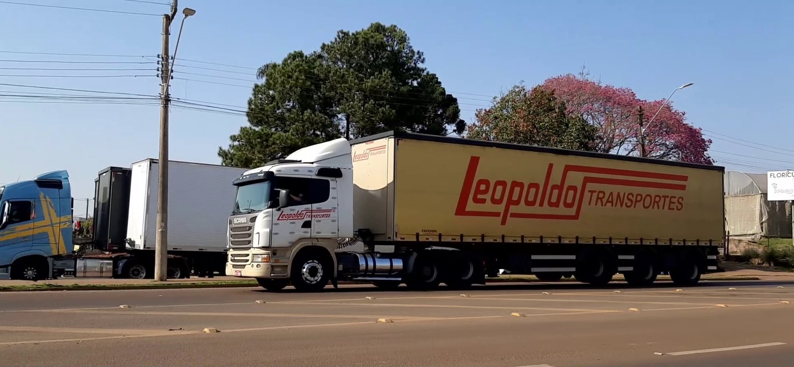SCANIA R BRANCO CARRETA VANDERLÉIA FACCHINI SIDER 6 EIXOS LEOPOLDO TRANSPORTES