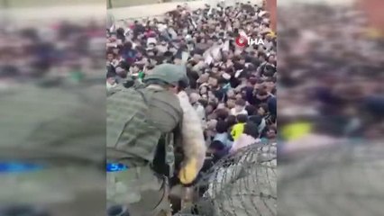 Azerbaycan askerleri Afgan çocuklara kucak açtı