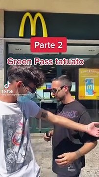 Un joven italiano se tatúa el código de barras de su certificado de vacuna contra el Covid-19