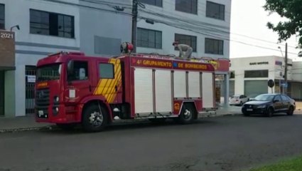 Jovem sobe em caixa d'água e precisa da ajuda do Corpo de Bombeiros para descer