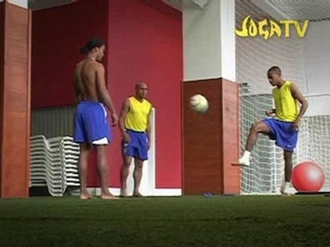 Ronaldinho robinho et roberto carlos jonglent....