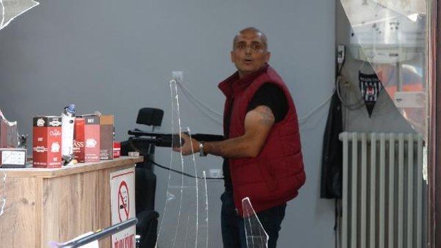 KUAFÖR DÜKKANINA POMPALI TÜFEKLE GİREREK RASTGELE ATEŞ AÇTI, İŞYERİ SAHİBİNİ ALIKOYDU