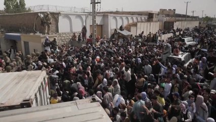 美 "카불 공항으로 이동 말라"...24시간 동안 3천8백 명 수송 / YTN