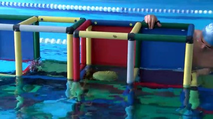 Diego va superando sus miedos y aprende técnicas para poder nadar, parte 2