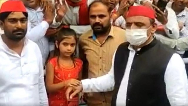 UP: Girl tie rakhi on Akhilesh Yadav's wrist