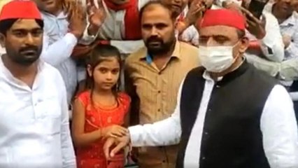 UP: Girl tie rakhi on Akhilesh Yadav's wrist