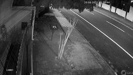 Imagens flagram homem pulando muro de residência no Parque São Paulo