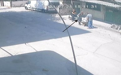 ÇALDI, KENDİSİNE MALZEMELERİ NEREDEN ALDIĞINI SORAN KİŞİYLE TARTIŞTI