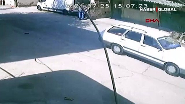 Pişkin hırsız kendisine engel olmak isteyen vatandaşla böyle tartıştı