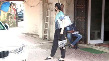 Khushi Kapoor ने PILATES से निकलने के बाद किया ड्राइवर को फोन ; Watch video | FilmiBeat