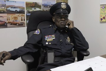 عمره 92 عاماً ولا يخطط للتقاعد قريباً.. قصة الشرطي الأميركي "إل. سي سميث"