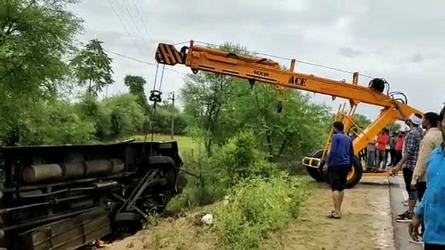 स्टेयरिंग फेल होने से पलटी स्लीपर बस, मां व दो बच्चों सहित 10 घायल
