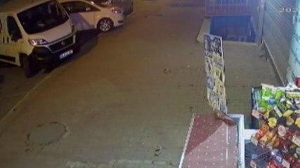 Üç arabaya çarpan alkollü sürücü ışıklarda uyudu