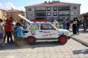Çocukları spora teşvik etmek için süslediği mini otomobille mahalle mahalle geziyor