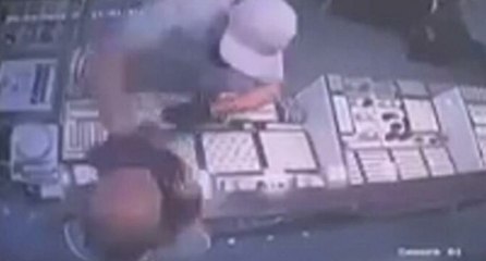 Kuyumcunun yüzüne taşla vurup altınlarla kayıplara karıştı
