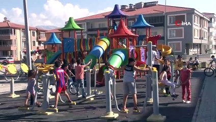 Çocukları spora teşvik etmek için süslediği mini otomobille mahalle mahalle geziyor