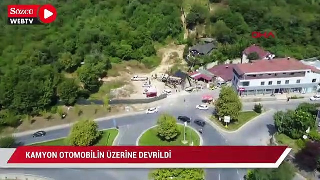 Kamyon otomobilin üzerine devrildi