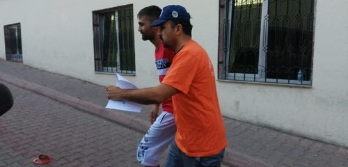 Son dakika: 10 YIL HAPİSLE ARANAN HÜKÜMLÜYÜ TEMİZLİK GÖREVLİSİ KIYAFETLİ POLİS YAKALADI