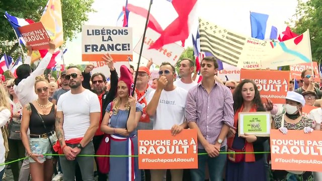 Oltásellenes tüntetés Franciaországban, újabb enyhítések Portugáliában