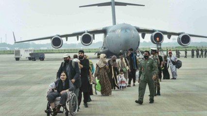 Video herunterladen: IAF's C-17 aircraft evacuates 168 people from Kabul