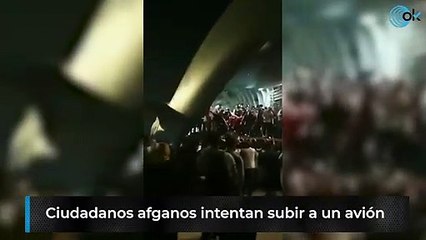 Ciudadanos afganos intentan subirse a un avión