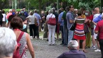Gino Strada, la lunga coda per salutarlo: centinaia di persone in fila sin dal mattino